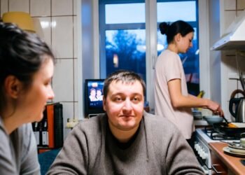 Муж хотел забрать свекровь к нам навсегда и уволиться с работы — я впервые сказала: “Нет, так я жить не буду”