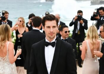 Тень на стеклянном берегу: Гордость и расплата