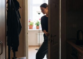 Свекровь решила обменять мою квартиру на свою хрущёвку — я вернула её к реальности